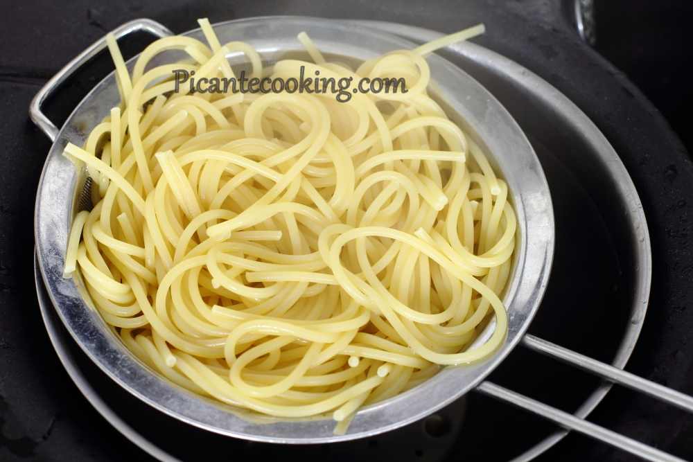 Spaghetti z krewetkami w pikantnym sosie pomidorowym - 4