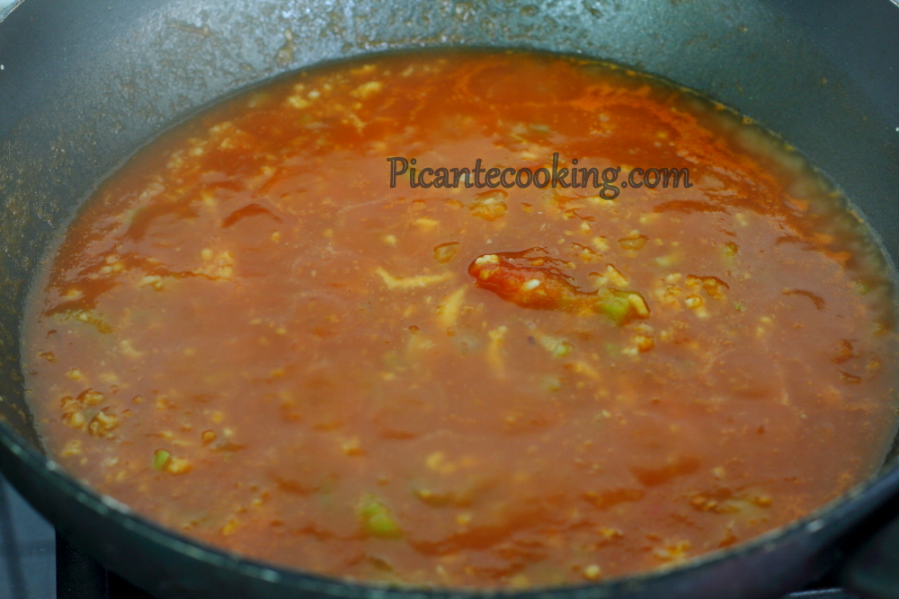 Pełnoziarnisty makaron w sosie pomidorowym z tuńczykiem - 4
