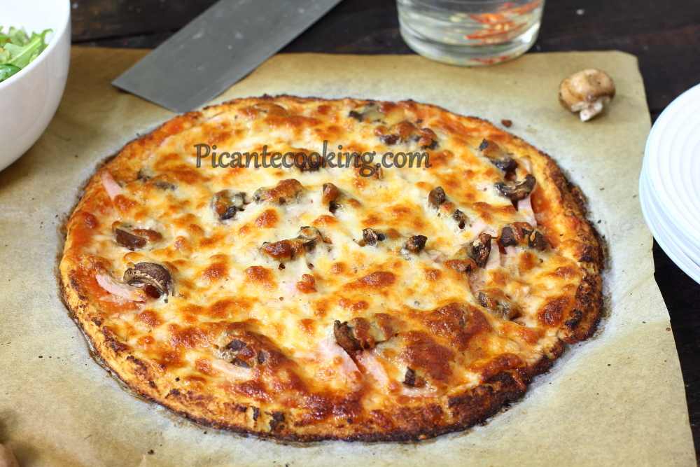 Піца з тіста цвітної капусти з шинкою та грибами - 10