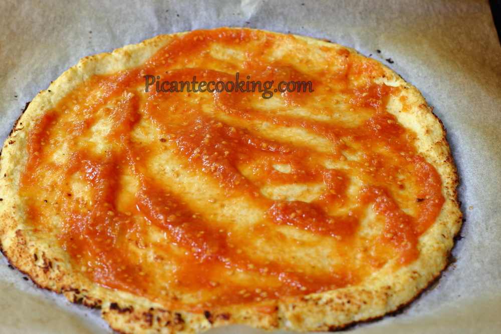 Pizza z kalafiorowego ciasta z szynką i pieczarkami - 8