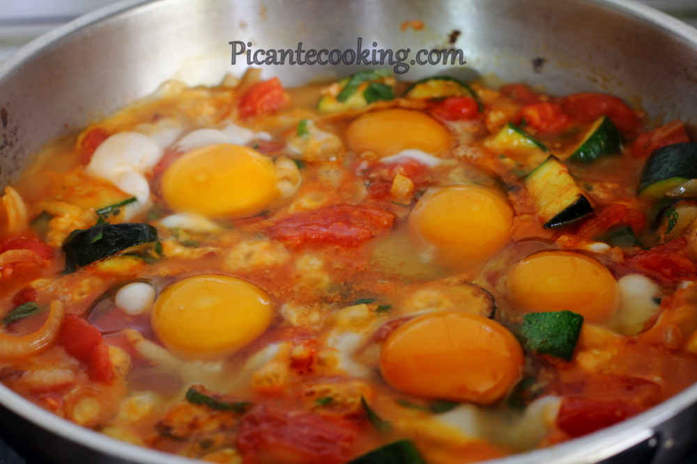Jajka z cukinią i pomidorami - 4