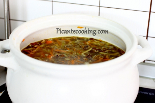 Zupa z jęczmieniem, suszonymi grzybami i kolendrą - 6