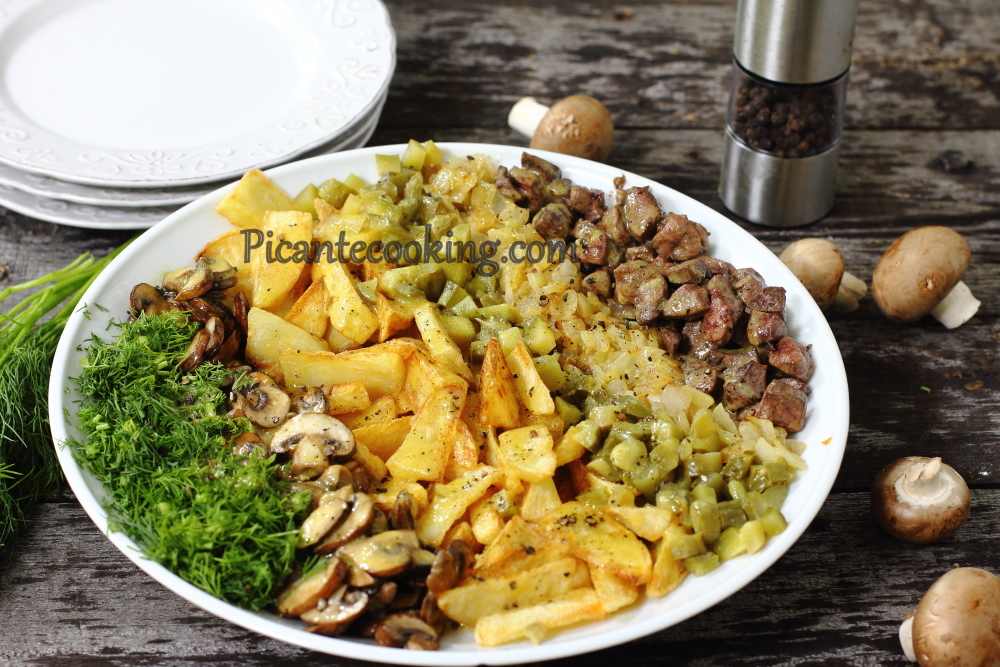 Салат з печінкою, грибами та хрусткою картоплею - 9