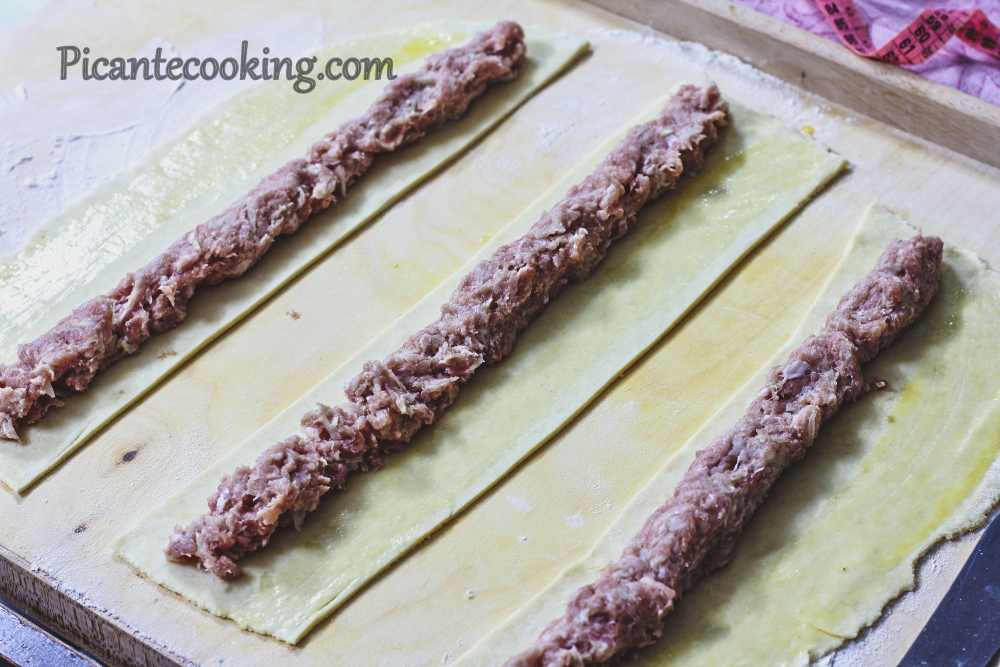 Пиріжки з ковбасною начинкою (Sausage Rolls) - 6