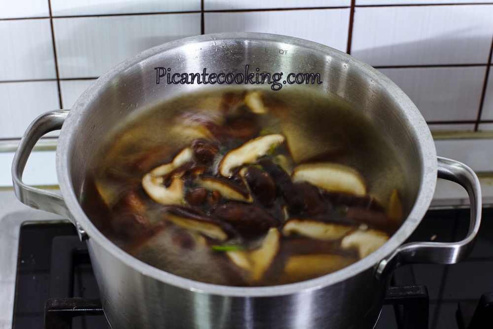 Паназійський яловичий суп з травами та локшиною - 5