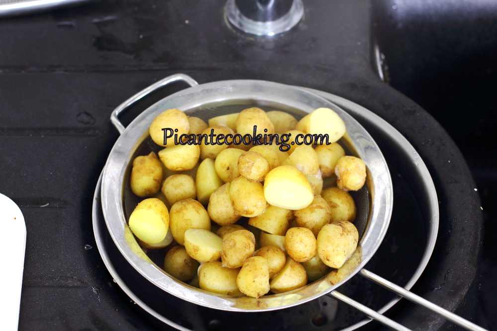 Sałatka z młodych ziemniaków z szynką i korniszonami - 2
