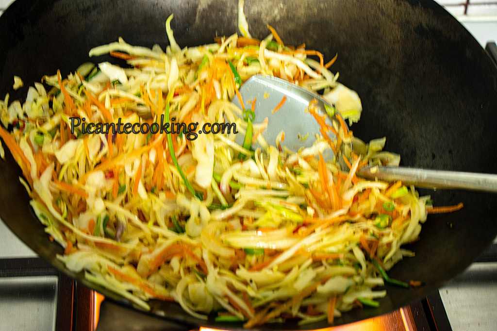 Filipiński stir-frying z kiełków, kapusty i krewetek (Ginisag Togue) - 4