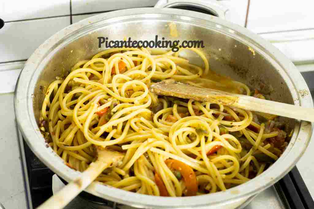 Spaghetti z pieczoną papryką i kaparami - 8