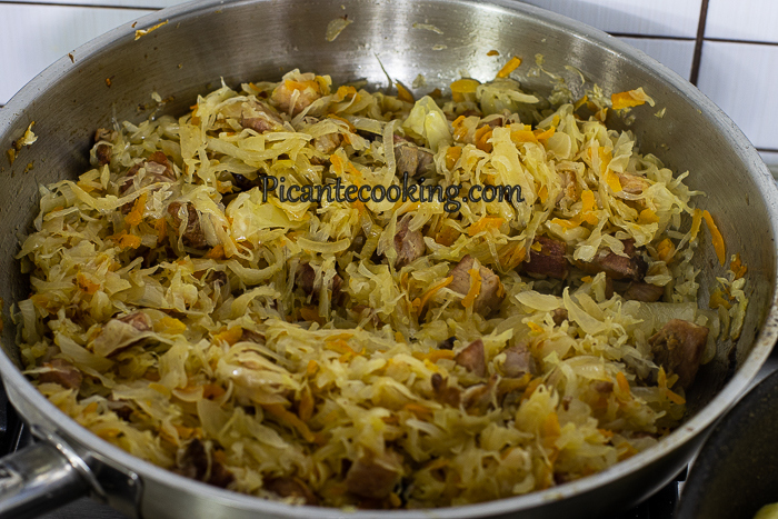 Картопляні кльоцки з квашеною капустою та беконом - 4