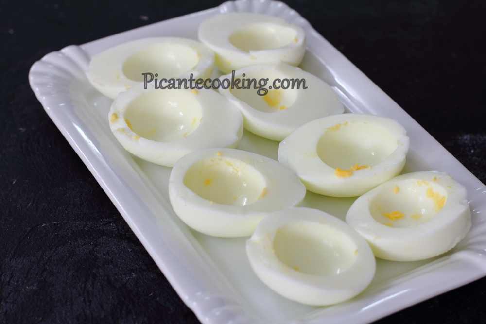 Pikantne faszerowane jajka z suszonymi pomidorami - 2