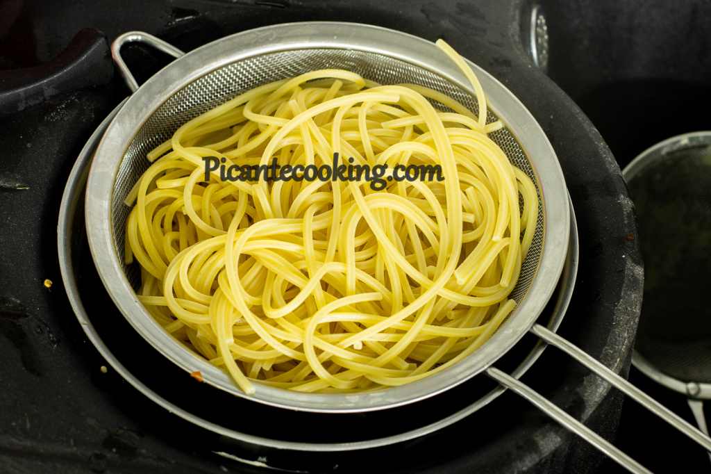 Spaghetti z pieczoną papryką i kaparami - 4